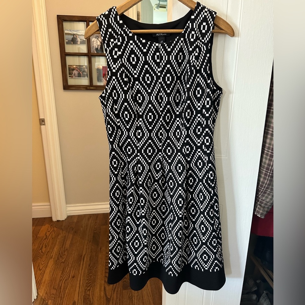 Women’s size 12 petite black & cream dress - Robe grandeu 12p noir & crème